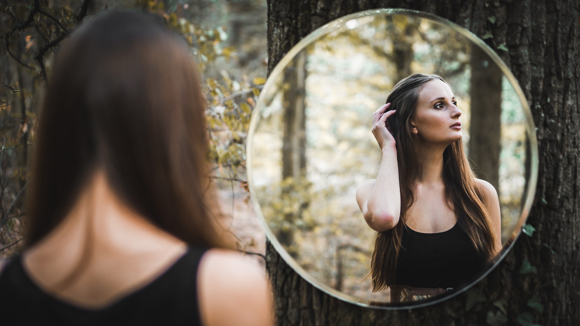 Ragazza allo specchio natura Spazio infinito